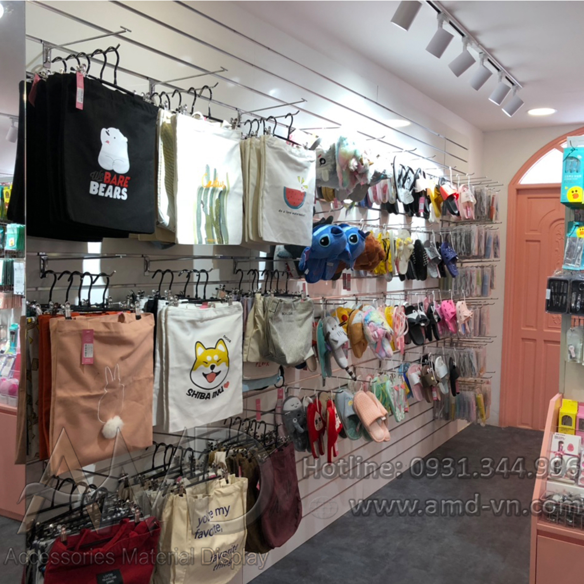 slatwall tại Shop phụ kiện thời trang tại Nguyễn Đình chiểu, HCM