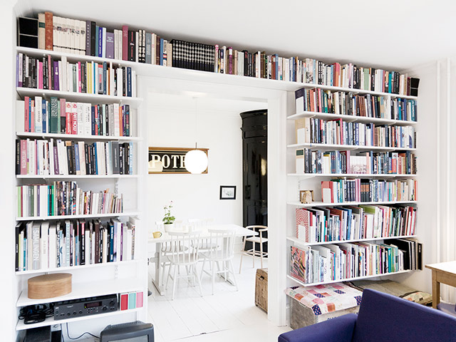 Kệ thanh ray gắn tường là giải pháp hoàn hảo giúp tối ưu không gian, tạo sự gọn gàng và thẩm mỹ cho cửa hàng, nhà ở hay văn phòng