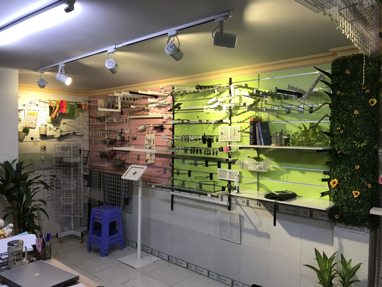 Móc Treo Phụ Kiện – Giải Pháp Trưng Bày Tiện Lợi & Đẹp Mắt