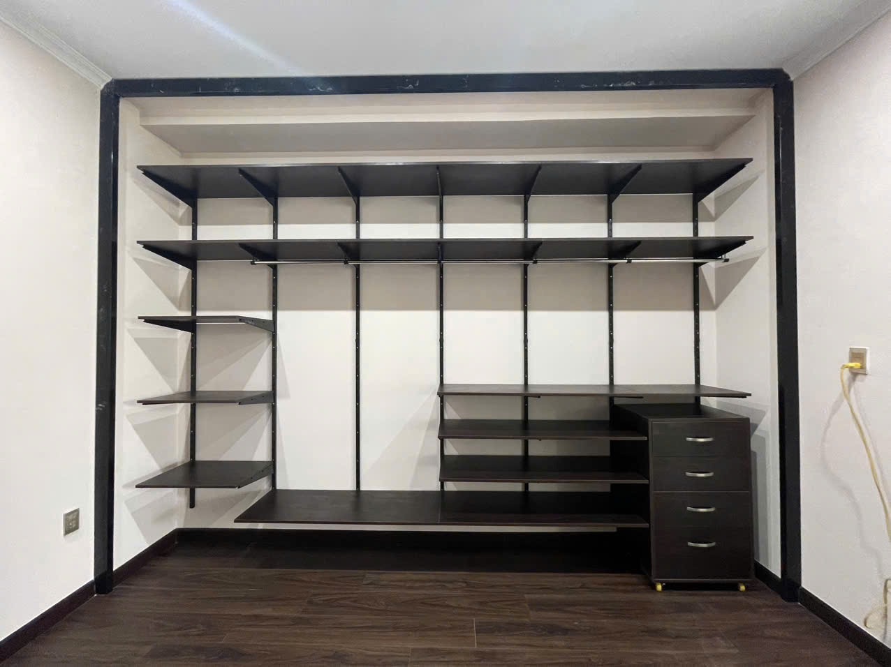 Bộ kệ quần áo thanh ray AMD – một hệ kệ mở tinh gọn